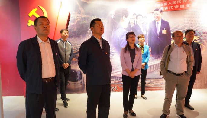 集團公司開展“不忘初心、牢記使命”主題黨日活動 <br/> — 參觀主題教育檔案文獻展