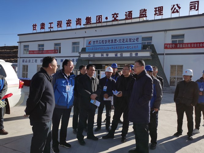 省交通運(yùn)輸廳黨組書記、廳長(zhǎng)李睿調(diào)研交通監(jiān)理公司承監(jiān)的卓合高速公路一期工程建設(shè)情況